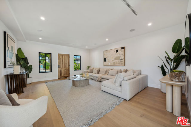 4949 Sancola Avenue, Toluca Lake CA: https://media.crmls.org/mediaz/b6e9fb93-1e64-4466-a720-5efc932d9ae4.jpg