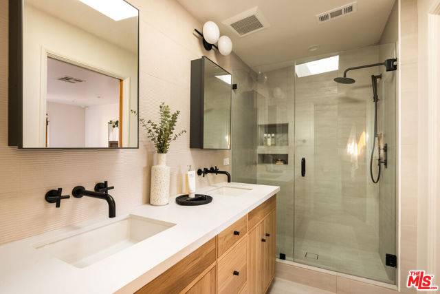 4825 Glenalbyn Drive, Los Angeles CA: https://media.crmls.org/mediaz/b6e9ff03-3abb-440a-aa2a-fc9f2c7c9e95.jpg