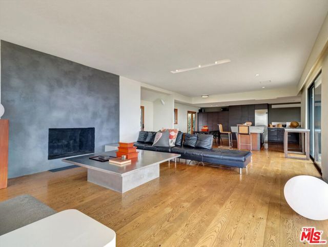 16959 Dulce Ynez Lane, Pacific Palisades CA: https://media.crmls.org/mediaz/b6ea9765-6191-4c49-80f2-456f0ac818b1.jpg