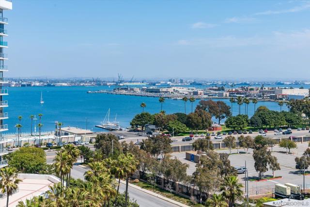1830 Avenida del Mundo, Coronado CA: https://media.crmls.org/mediaz/b6eb168c-98e0-4ce5-89e8-1327148af9c8.jpg