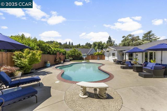 2302 Royal Oaks Dr, Alamo CA: https://media.crmls.org/mediaz/b6eb68f6-f19c-4e49-941e-c4afaa2518d6.jpg