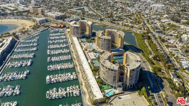 4316 Marina City Drive, Marina del Rey CA: https://media.crmls.org/mediaz/b6ebcf8b-d236-48b5-9832-766cfa5b4790.jpg