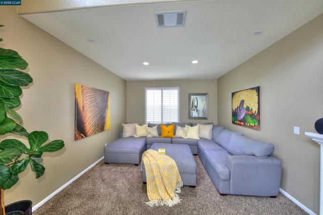 2927 Carlingford Ln, Vallejo CA: https://media.crmls.org/mediaz/b6ec0103-2afa-45be-8253-ca322d053575.jpg