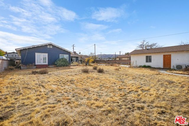 4631 W Avenue M8, Lancaster CA: https://media.crmls.org/mediaz/b6ed0cd8-a4d4-42b7-98a7-f314a6d1aca3.jpg