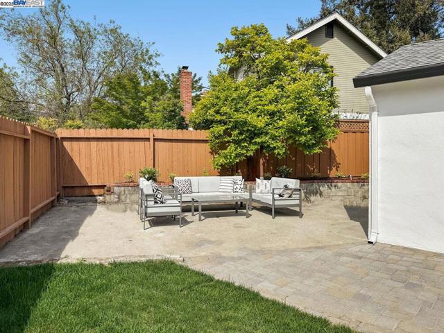 450 Lancaster Way, Redwood City CA: https://media.crmls.org/mediaz/b6ee0f39-7619-4af7-b368-ed58531aa6b0.jpg