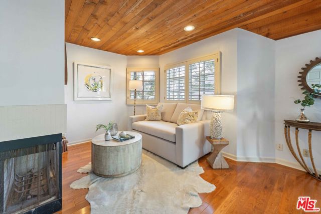 134 Roma Court, Marina del Rey CA: https://media.crmls.org/mediaz/b6ee1e70-6944-413c-892c-ef4fb0cfc746.jpg