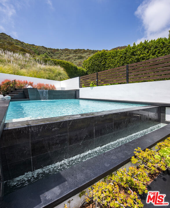 9852 San Circle, Beverly Hills CA: https://media.crmls.org/mediaz/b6ee3e57-5646-4cc2-b19d-fb8f728c1849.jpg