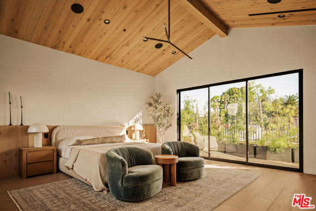 11556 Blix Street, Valley Village CA: https://media.crmls.org/mediaz/b6ee93fb-179d-47e4-8228-53a7ebb113af.jpg