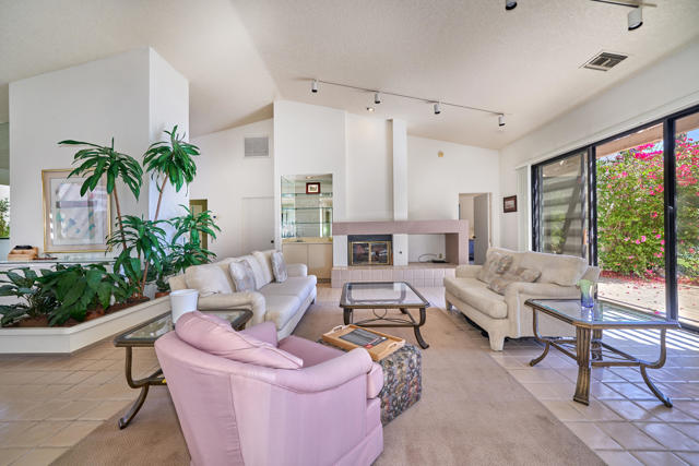 10317 Sunningdale Drive, Rancho Mirage CA: https://media.crmls.org/mediaz/b6ef7273-7b9c-4d18-a192-3c4ee7343cf8.jpg