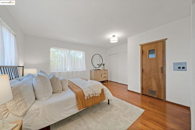 3501 35Th Ave, Oakland CA: https://media.crmls.org/mediaz/b6f01390-28a1-416b-b924-917ad3adfb71.jpg