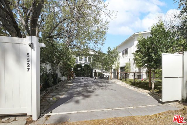 5527 Columbus Avenue, Sherman Oaks CA: https://media.crmls.org/mediaz/b6f0f2ca-b071-44e0-88ed-e1d8749dfac4.jpg