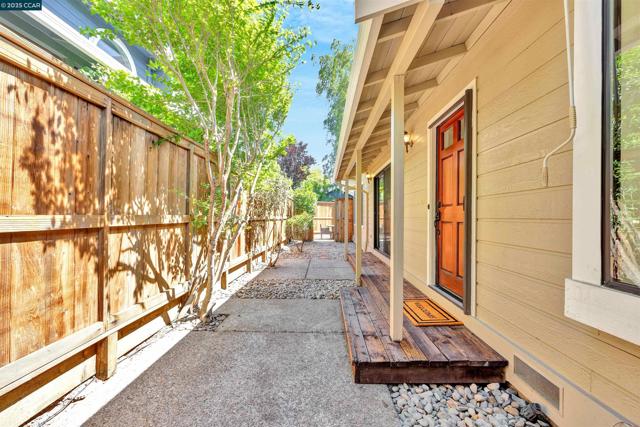 4 Benedita Pl, Moraga CA: https://media.crmls.org/mediaz/b6f0f962-7a01-4f7e-97eb-fa19619787b6.jpg