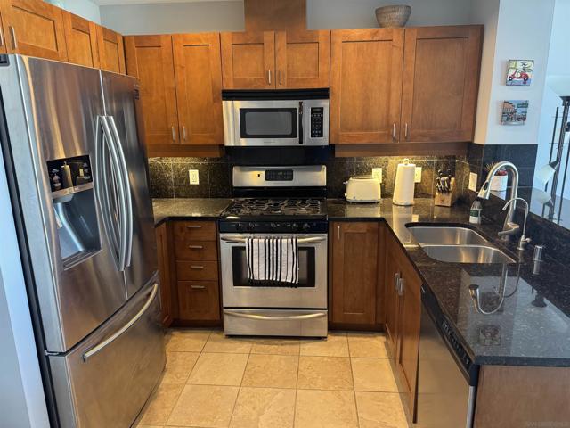 475 Redwood, San Diego CA: https://media.crmls.org/mediaz/b6f1db75-2329-4dff-9891-86253dc0a1a6.jpg