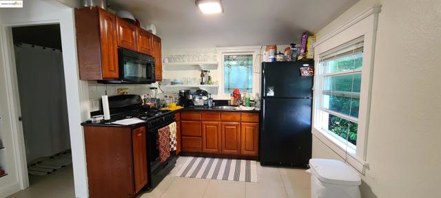 2825 Market St, Oakland CA: https://media.crmls.org/mediaz/b6f1ed6a-ab83-4810-887a-3e03051931eb.jpg