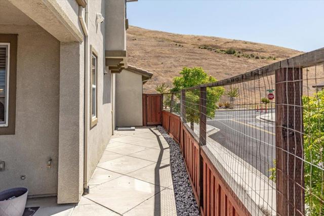 30111 Mountain View Drive, Hayward CA: https://media.crmls.org/mediaz/b6f1fdd8-70ff-4b84-9a86-6713b2a3febf.jpg