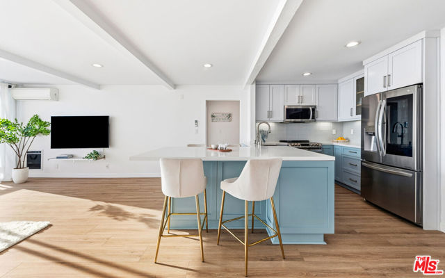 11862 Starfish Lane, Malibu CA: https://media.crmls.org/mediaz/b6f36b47-1a26-41bc-8ab5-cd6af7d1eb24.jpg