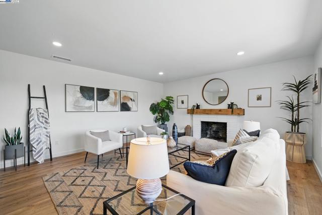35 San Joaquin Pl, Novato CA: https://media.crmls.org/mediaz/b6f37037-af04-4308-a0be-082c39e00744.jpg