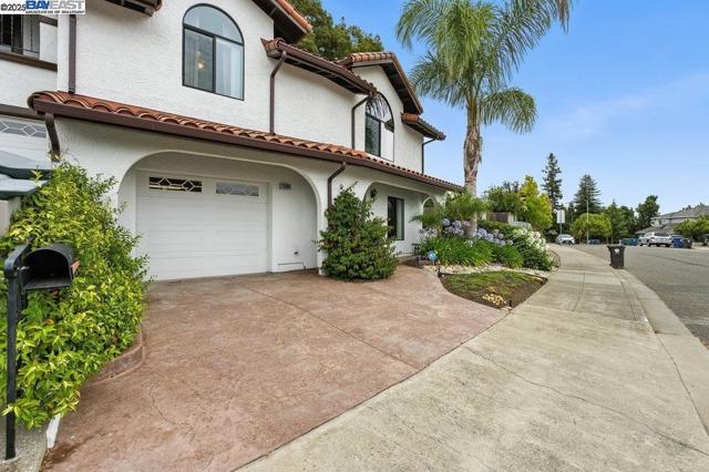 21798 Independent School Rd, Castro Valley CA: https://media.crmls.org/mediaz/b6f37662-1b46-46c4-9f84-1189de4de3e4.jpg