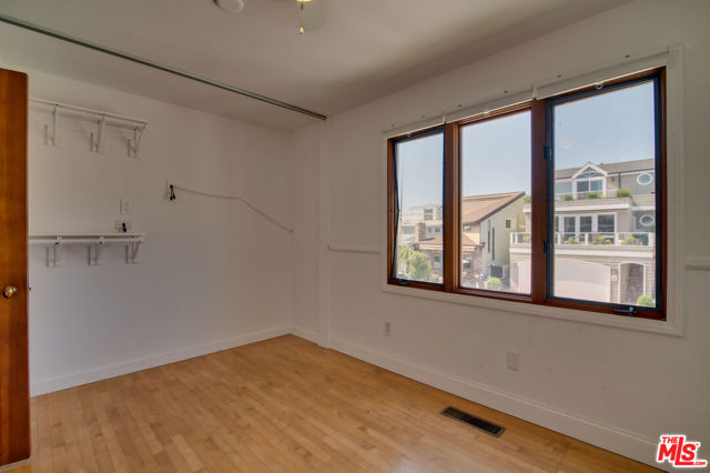 127 Abalone Avenue, Newport Beach CA: https://media.crmls.org/mediaz/b6f42aae-359b-4692-b54e-20e31e82ce70.jpg