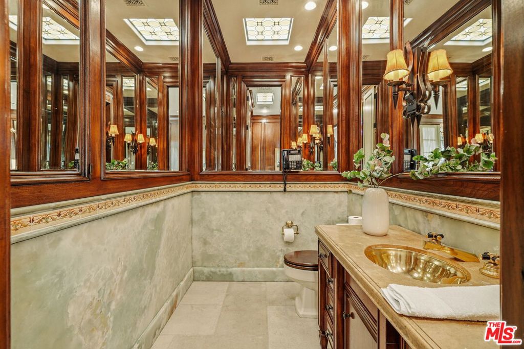 https://media.crmls.org/mediaz/b6f446e9-bd11-4fdf-b100-6add864a446d.jpg?preset=X-Large