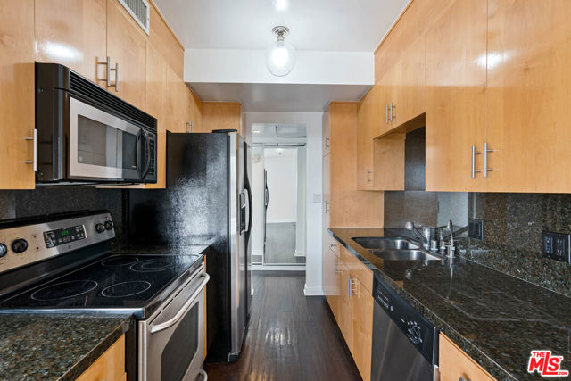 1131 Alta Loma Road, West Hollywood CA: https://media.crmls.org/mediaz/b6f47252-7990-4230-907d-0cc737874fb6.jpg