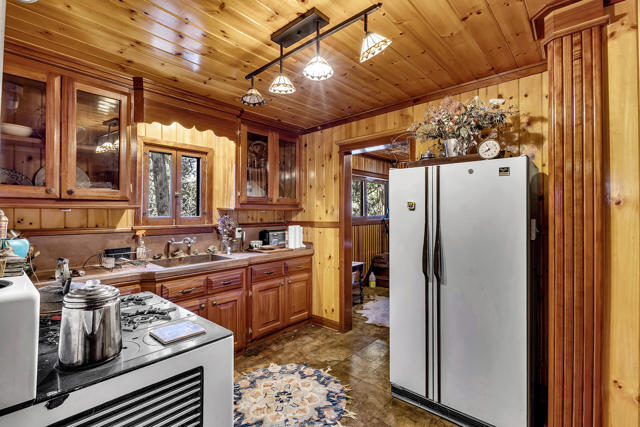 54865 Strong Dr, Idyllwild CA: https://media.crmls.org/mediaz/b6f5b0da-1026-4d35-91af-200d91ef96fc.jpg
