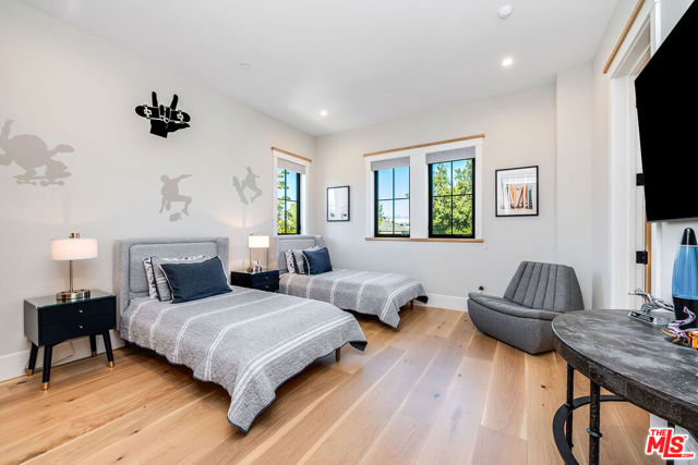 4365 Kraft Avenue, Studio City CA: https://media.crmls.org/mediaz/b6f5e127-d62d-4ed3-8a5e-490859d27e32.jpg