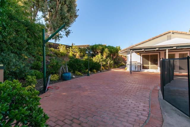 6641 Murray Park Dr, San Diego CA: https://media.crmls.org/mediaz/b6f62494-c8bb-4cb1-889f-d076933d636a.jpg