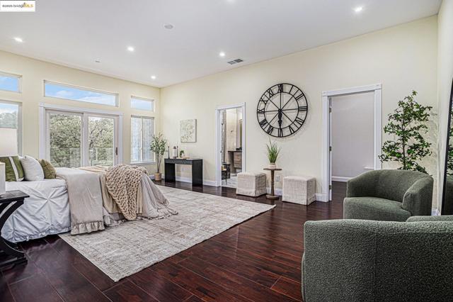 130 Arbor View Ln, Lafayette CA: https://media.crmls.org/mediaz/b6f62787-1fbb-44ce-87a8-b931ce1e0459.jpg