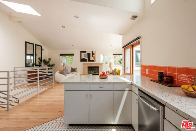 980 Oneonta Drive, Los Angeles CA: https://media.crmls.org/mediaz/b6f71b15-7961-460c-ad7d-3a10dd8ccfff.jpg