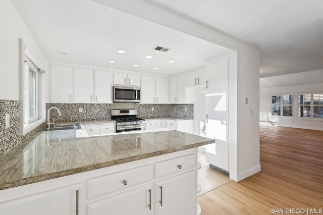 7270 Rondel CT, San Diego CA: https://media.crmls.org/mediaz/b6f74687-251b-40a1-a2ed-82948df68d69.jpg