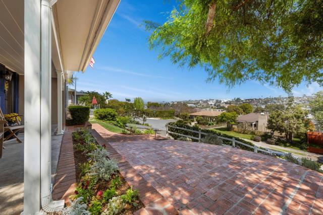 3733 La Cresta Dr, San Diego CA: https://media.crmls.org/mediaz/b6f779a6-533b-472a-9549-96e1f9090ce4.jpg