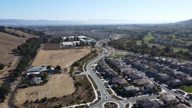 2480 Hecker Pass Road, Gilroy CA: https://media.crmls.org/mediaz/b6f8712e-0651-42b7-b012-0f15f5aefd96.jpg