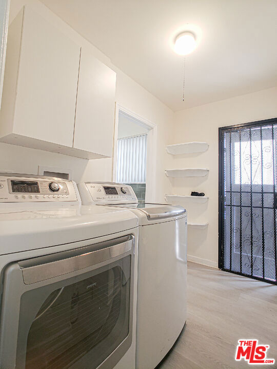 336 S Wilton Place, Los Angeles CA: https://media.crmls.org/mediaz/b6f8c889-ea31-442b-adbc-002934019c2d.jpg