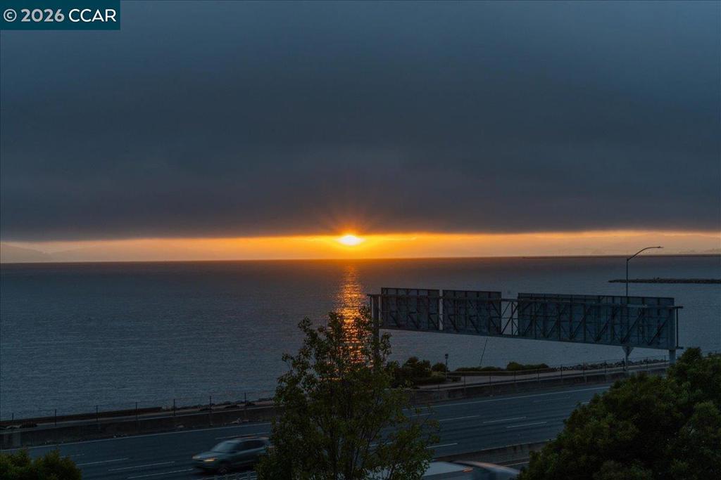 https://media.crmls.org/mediaz/b6f96c59-e8ab-4675-9568-85e7fd70c190.jpg?preset=X-Large