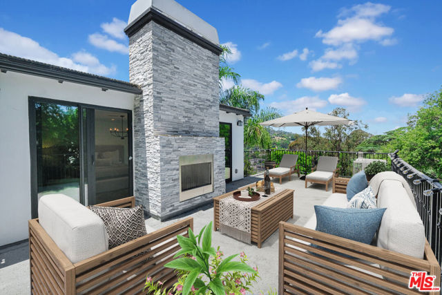 3236 Primera Avenue, Los Angeles CA: https://media.crmls.org/mediaz/b6faacaf-00f0-43ea-b7c5-caafa8798e12.jpg