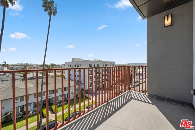 1215 S Bedford Avenue, Los Angeles CA: https://media.crmls.org/mediaz/b6fad190-9975-48e0-94c4-3fda33b08708.jpg