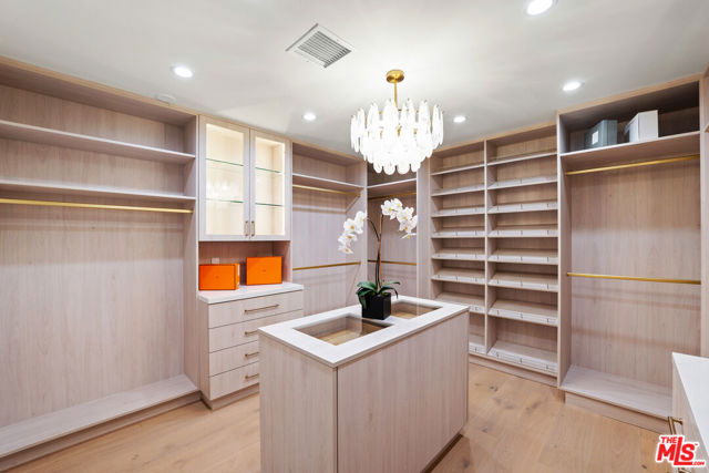 20215 Lorenzana Drive, Woodland Hills CA: https://media.crmls.org/mediaz/b6fb256e-f599-4825-8c4e-4c5dcc6db517.jpg