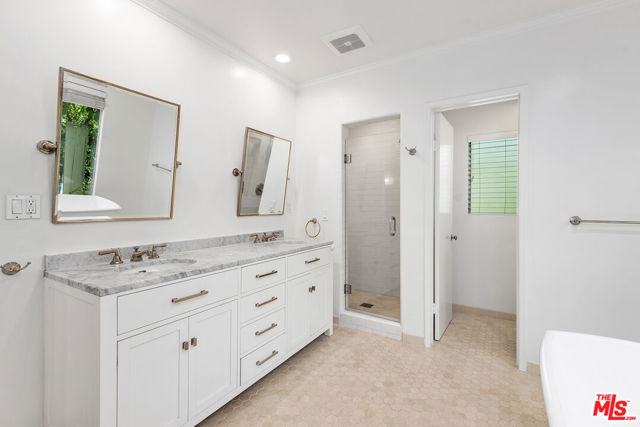 374 Homewood Road, Los Angeles CA: https://media.crmls.org/mediaz/b6fb33ed-f7dd-4b36-ab89-1571ea28bb75.jpg