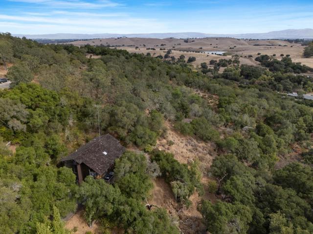435 Golden Oak Drive, Portola Valley CA: https://media.crmls.org/mediaz/b6fb8e83-ddba-46af-9d69-ef5cfdd6c0ff.jpg