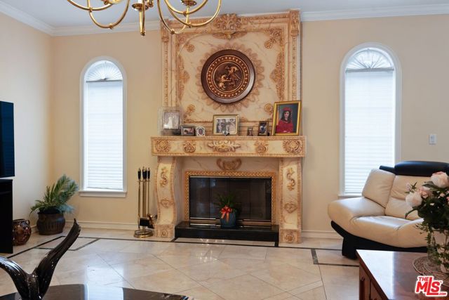 2431 Benedict Canyon Drive, Beverly Hills CA: https://media.crmls.org/mediaz/b6fb8fe7-08c0-46bd-b73d-7d7ca2e4310d.jpg