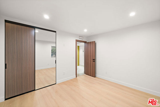 125 W Mountain Street, Glendale CA: https://media.crmls.org/mediaz/b6fbab73-a477-4698-87f8-2fae3a8f071a.jpg
