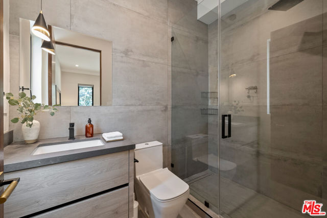 4299 Elmer Avenue, Studio City CA: https://media.crmls.org/mediaz/b6fc09a6-e97d-4546-b8e7-182116e91370.jpg