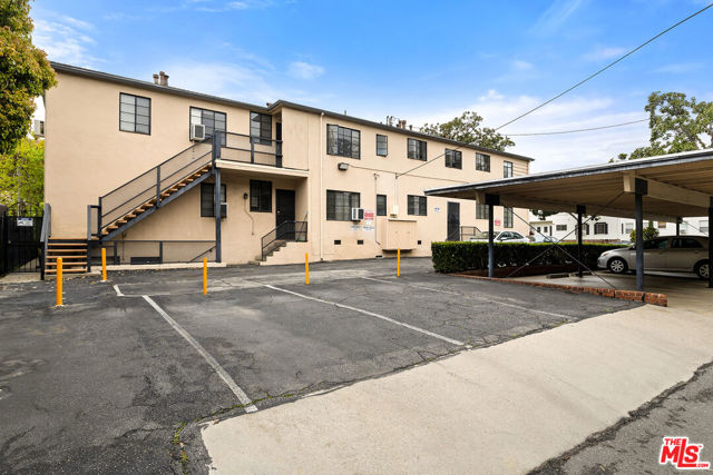 9216 Beverly Boulevard, Beverly Hills CA: https://media.crmls.org/mediaz/b6fc5c39-36fe-4bd1-8688-a52b1080231e.jpg