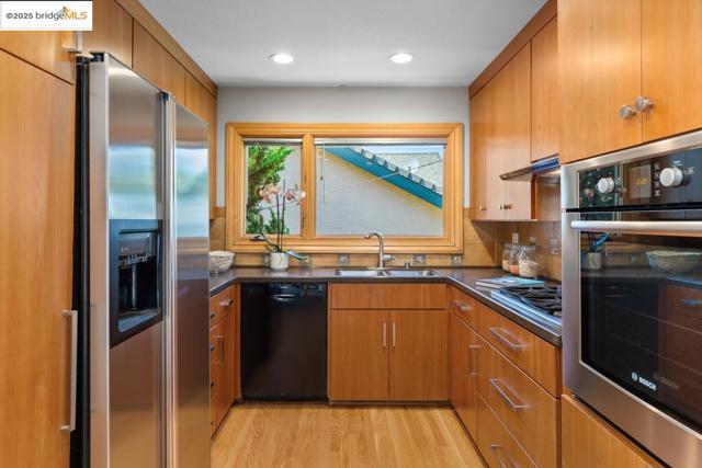 11718 Cranford Way, Oakland CA: https://media.crmls.org/mediaz/b6fc5eb8-c6c3-41b3-b171-22592be8728f.jpg