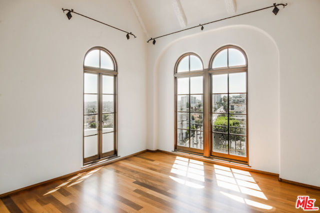 1302 Sweetzer Avenue, West Hollywood CA: https://media.crmls.org/mediaz/b6fd82c5-9e88-4eca-b5ee-7bfad2d72867.jpg