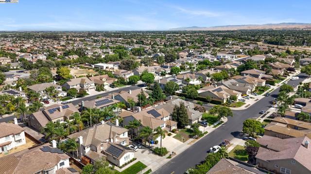 2132 Gold Poppy St, Brentwood CA: https://media.crmls.org/mediaz/b6fdd623-c3b4-49a1-9125-53dd958c98d1.jpg