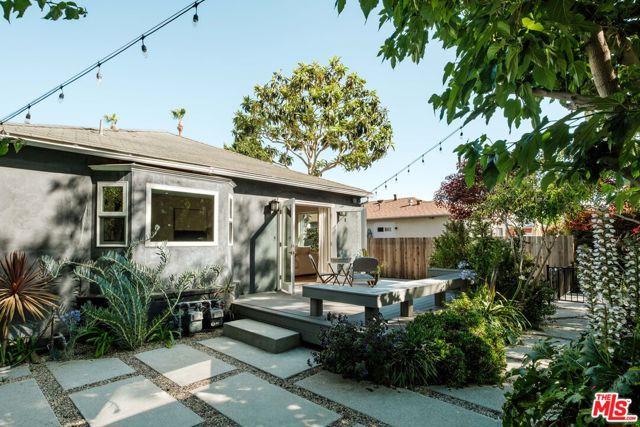 856 858 Coeur D Alene Avenue, Venice CA: https://media.crmls.org/mediaz/b6fdf2df-7609-4537-bfd2-5bd583b5a180.jpg