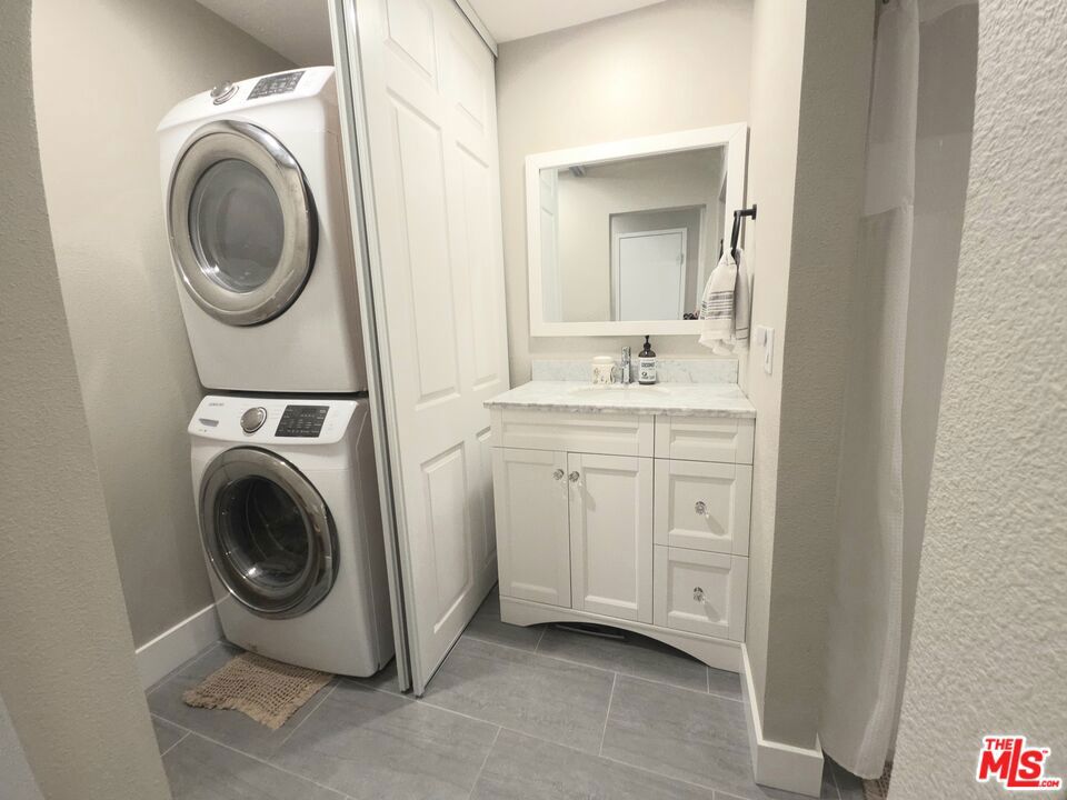https://media.crmls.org/mediaz/b6febe98-74c8-44e6-888f-b675b561fd5b.jpg?preset=X-Large