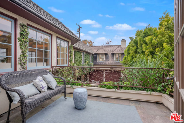 2917 N Poinsettia Avenue, Manhattan Beach CA: https://media.crmls.org/mediaz/b6ff7b39-c8c0-4ec0-916a-066b0c0ec3a8.jpg